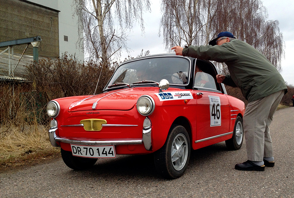 I historisk pålidelighedsrally handler det om præcision og pålidelighed fremfor kubik og hestekræfter. Derfor kan fx en Autobianchi med en motor på bare 479 ccm konkurrere mod Porscher, amerikanerbiler mv.
(Foto: Lars Schirmacher Andersen)